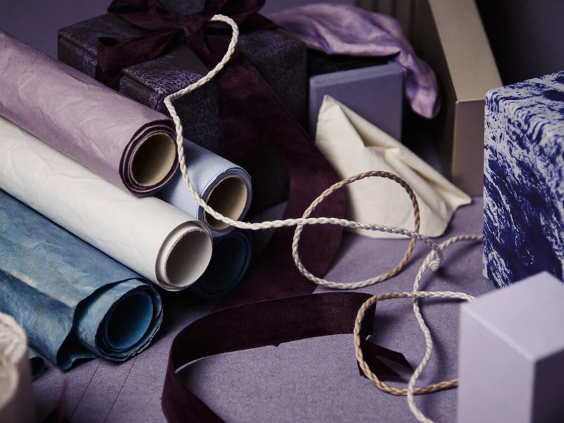 Illustrierte Materialdetail-Studie zu Papier, Textil und Faltung